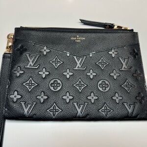 SOLD🩷🩷🩷 SOLD***** Louis Vuitton Black Monogram Wristlet-Melanie Pochette MM